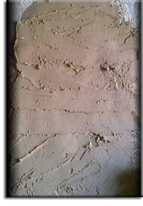  Высохший глиняно-песчаный раствор на стене  